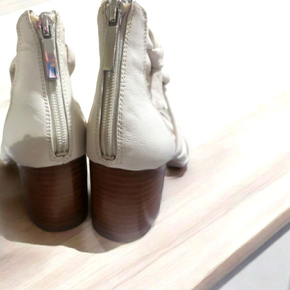 ELEGANT CREAM STRAPPY SANDALS LEATHER UPPERS - Picture 2 of 12